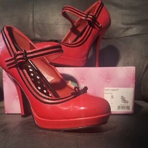 Pin Up Cpture Red Patent Leather Mary Jane Heels